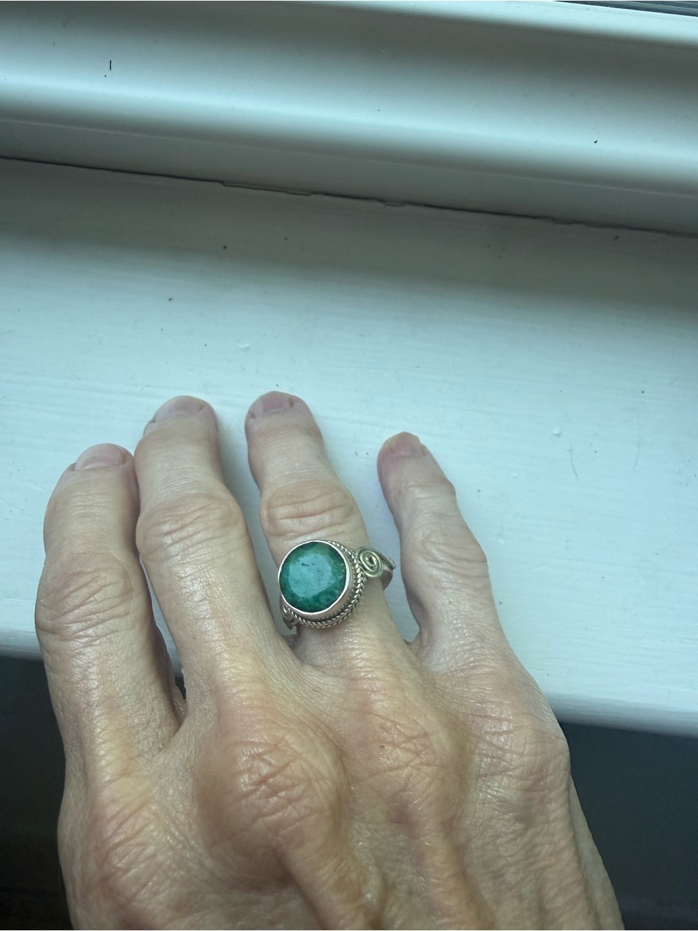Sterling ring with green stone. - Picture 8 of 10